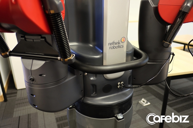 
Chú robot này do Rethink Robotics, một công ty của Mỹ phát triển và có giá lên tới 60.000 USD.
