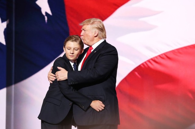 
Barron Trump, người con út của Trump và là người con xuất hiện rất nhiều bên cạnh ông trong những ngày tranh cử.
