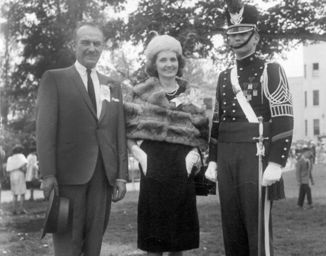 Fred Trump (ngoài cùng bên trái) và Mary Trump (giữa), cha mẹ của Donald Trump.