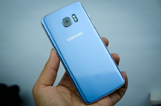 2 sắc thái xanh khác nhau có thể được nhìn thấy dễ dàng với Galaxy S7 edge Xanh Coral.