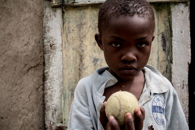 
Ở Haiti, lũ trẻ thích nhất là chơi những quả bóng tennis đã bỏ đi...
