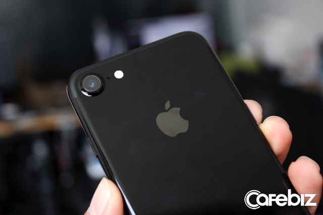 iPhone 7 chả khá hơn mấy, iPhone 7 Plus với hai camera thì có thêm tính năng chụp chân dung.