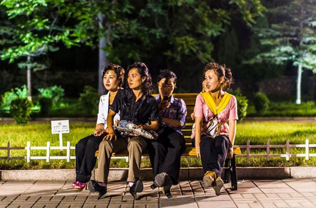 
Nhóm phụ nữ này lại tập trung ở công viên Kaeson, Pyongyang thay vì đi trượt băng hay patin.

