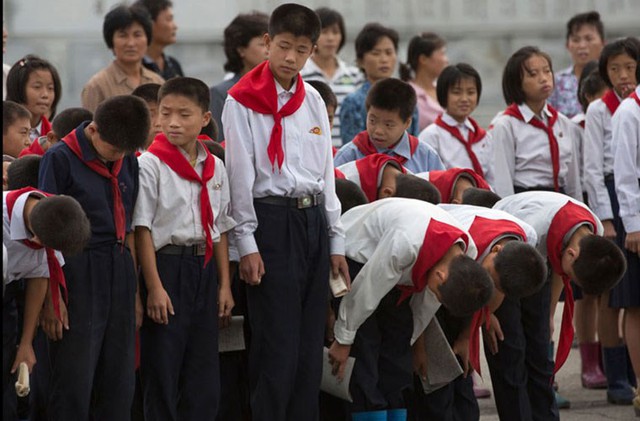 
Học sinh tại Pyongyang với khăn quàng đỏ quen thuộc.
