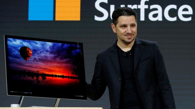
Ông Panos Panay trong sự kiện giới thiệu Surface Studio vừa rồi
