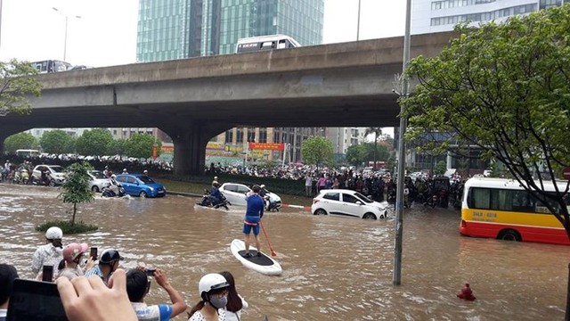 
Chàng Tây chèo thuyền đi lại giữa đường Phạm Hùng (Hà Nội) khiến nhiều người không khỏi bật cười.
