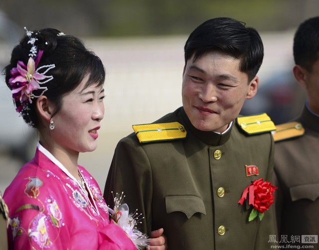 
Một đám cưới bình dị của người lính Triều Tiên, tấm ảnh này được chụp tại thành phố Kaesong.
