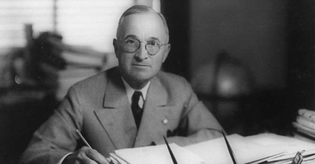 Harry S. Truman, nhiệm kỳ 1945-1953, được coi là vị tổng thống có gia cảnh đáng buồn nhất lịch sử nước Mỹ. Vay mượn để đầu tư vào một mỏ khai thác kẽm, Truman không những không thu được lời mà còn mất trắng tài sản, khiến ông lâm vào tình trạng khốn cùng. Trải qua những biến cố liên tiếp, Truman vẫn không tuyên bố phá sản mà vất vả kiếm tiền trả nợ trong suốt thời trai trẻ. Khi trở thành tổng thống Mỹ, Truman vẫn nợ hàng chục nghìn USD. Gia cảnh nghèo khó của ông khiến Mỹ tăng lương gấp đôi cho tổng thống.