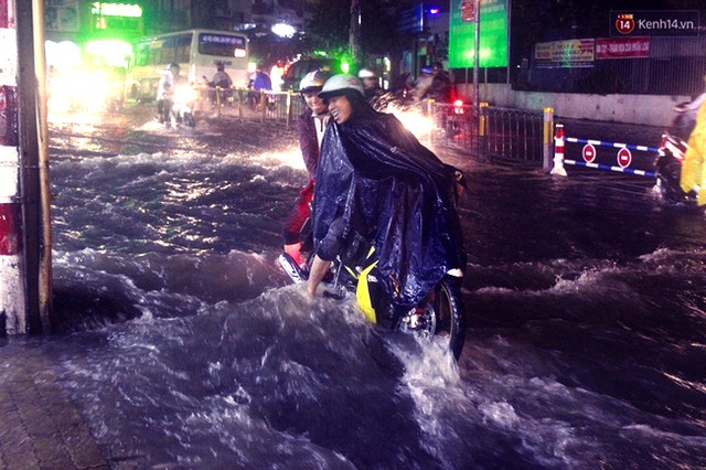 Tuyến đường Võ Văn Ngân chìm trong biển nước sau cơn mưa lớn.