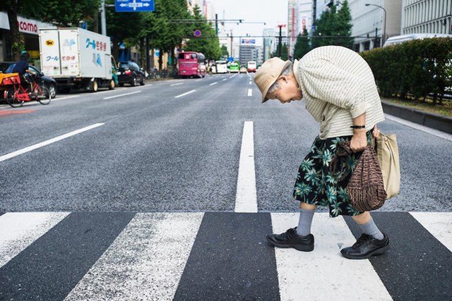 
Một cụ già bước sang đường.
