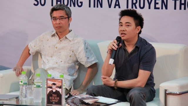 TS Đặng Hoàng Giang (trái) và tác giả Đinh Trần Tuấn Linh (phải) tại buổi tọa đàm sáng 8/10. Ảnh: Lê Văn.