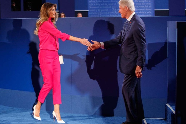 Ông Bill Clinton và bà Melania Trump tay bắt mặt mừng. (Ảnh: REX Shutterstock)