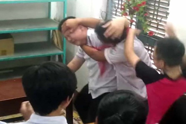 
Học sinh đánh nhau (ảnh: Thanh Niên)
