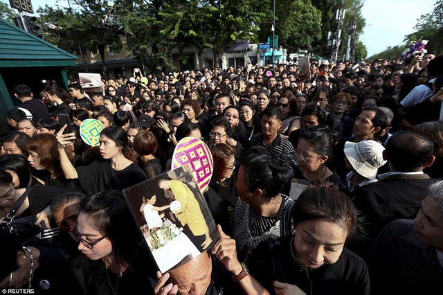 
Trong thời gian để tang Quốc vương Bhumibol 30 ngày, giá áo đen đã tăng lên gấp đôi.
