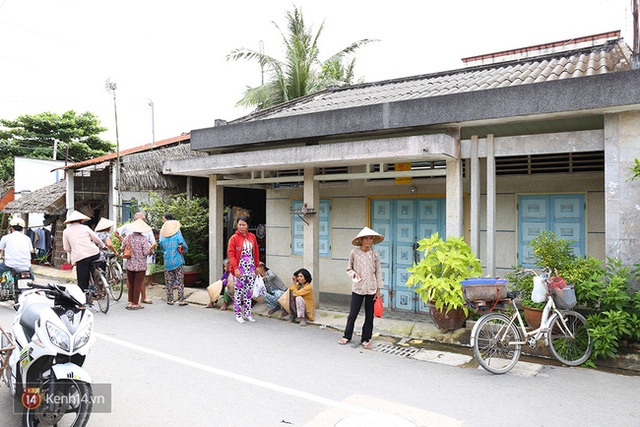 Người dân tập tụ trước cửa nhà ông Thái để xin tiền hỗ trợ