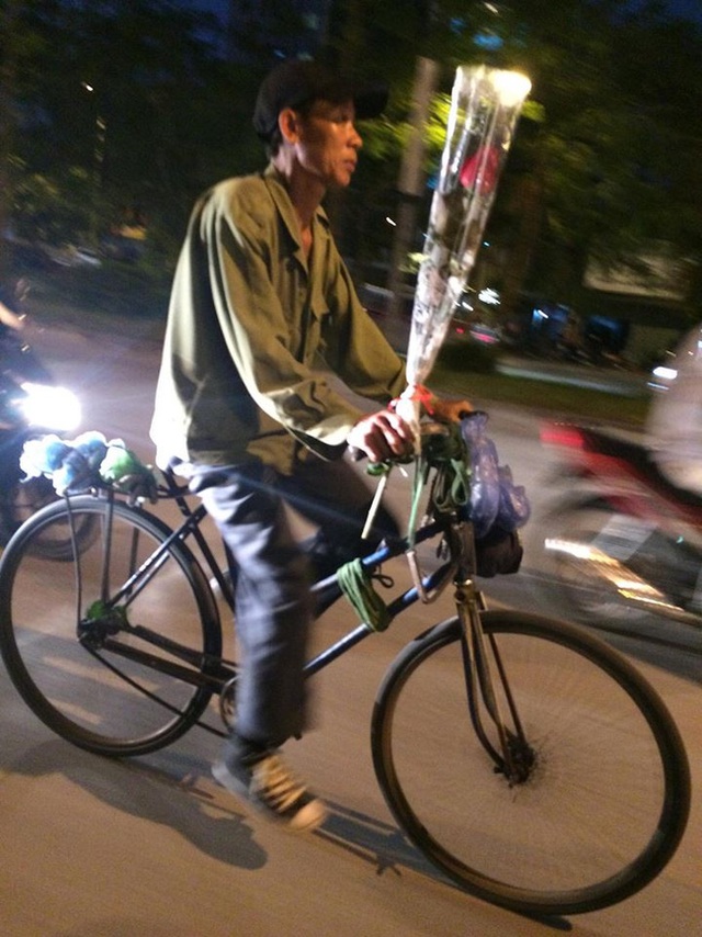 
Người đàn ông đi trên chiếc xe đạp cũ kỹ. Ảnh: Facebook H.P
