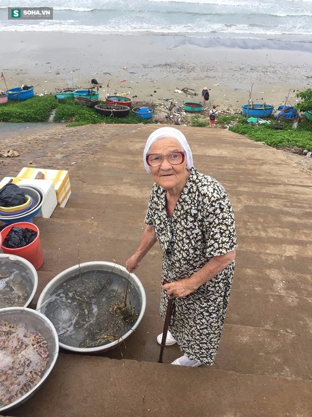 
Cụ bà Lene đi chợ hải sản ở Phan Thiết.

