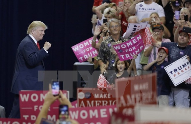 
Ông Donald Trump trong chiến dịch vận động tranh cử ở Phoenix ngày 29/10. (Nguồn: AP/TTXVN)
