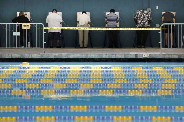 Bỏ phiếu ở bể bơi Echo Park Pool