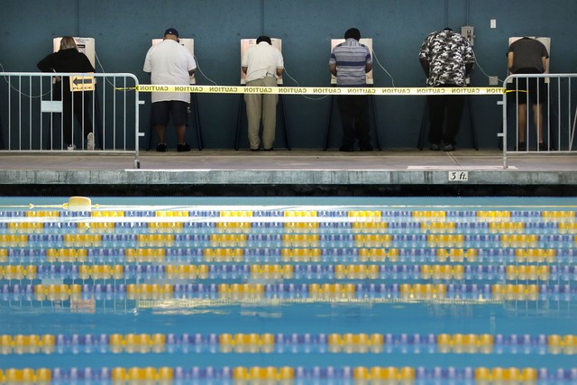 
Bỏ phiếu ở bể bơi Echo Park Pool
