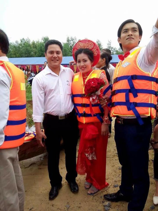 
Đám cưới phiên bản chạy lũ ở xã Cao Quảng huyện Tuyên Hóa, Quảng Bình. Nguồn: Facebook D.P.
