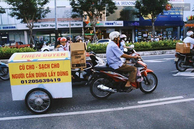 
Chiếc xe tự chế được ông lão 77 tuổi dùng để quyên góp áo quần, giày dép, sách vở cũ từ mọi người để làm từ thiện.
