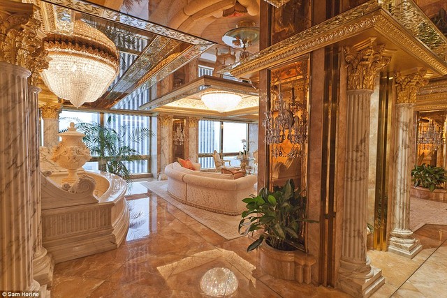 
Căn hộ nằm trên tầng 66 của toà nhà Trump với sàn đá hoa, cột đá bố trí quanh căn phòng. Đa số các đồ dùng bên trong căn phòng này đều được mạ vàng 24k. Thậm chí một số hoạ tiết trang trí trần nhà cũng được mạ vàng.
