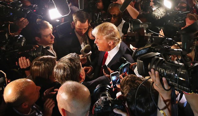 
Tỷ phú Donald Trump giữa vòng vây báo chí
