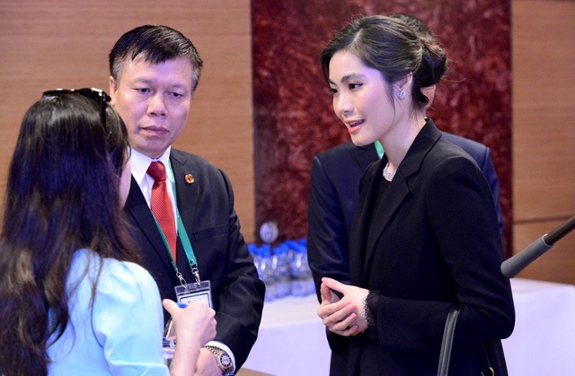 Phó Chủ tịch HĐQT Trần Thị Quỳnh Ngọc (phải) và Chánh Văn Phòng HĐQT Tập đoàn Nam Cường chia sẻ với báo chí về nhận định thị trường BĐS