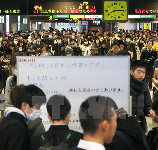 
Người dân chờ đợi ở nhà ga Sendai do tuyến đường sắt Tohoku bị đình trệ sau động đất ở Sendai, Miyagi sáng 22/11. (Nguồn: AP/TTXVN)

