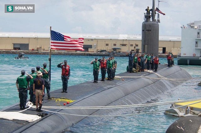 Lễ chào cờ trước khi rời cảng. Đây là nghi thức quen thuộc mỗi khi tàu ngầm tiến ra biển làm nhiệm vụ.