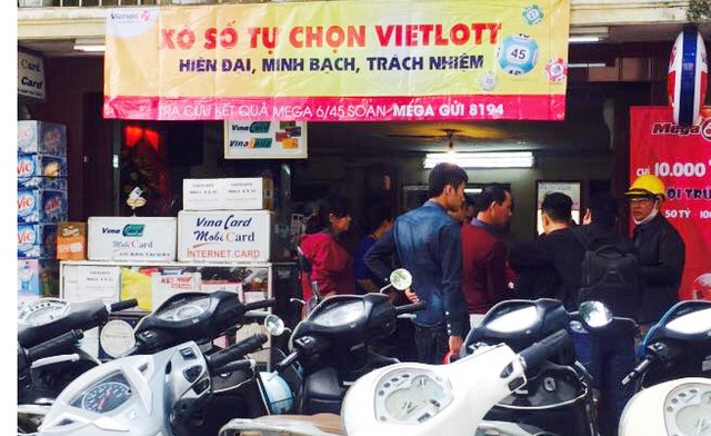 Nhiều người xếp hàng mua xổ số Vietlott trong ngày đầu ra mắt tại Hà Nội