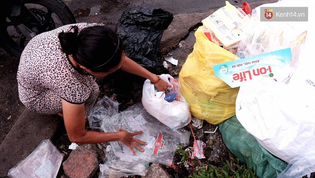 
Cô Hà đã quen với mùi của rác vì những thứ này đã nuôi sống mẹ con cô gần 20 năm qua.
