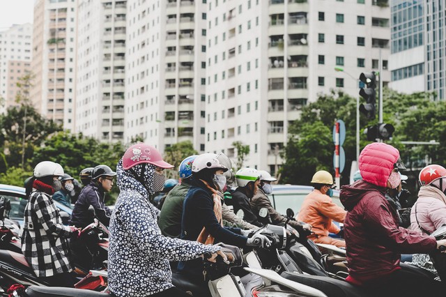 
Khu đô thị Trung Hòa – Nhân Chính là một trong những khu đô thị đầu tiên ở thủ đô, ra đời đã hơn 20 năm. Trước đây, đó là một chung cư lý tưởng đối với người dân, còn nay trở thành điểm nóng về mật độ xây dựng khi xung quanh đó các dự án liên tục mọc lên.
