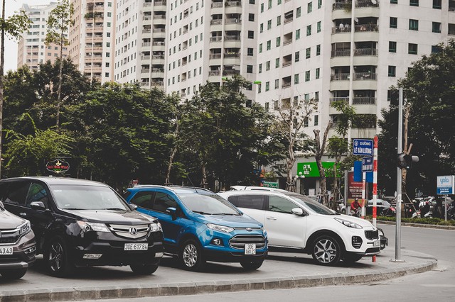Mật độ cư dân lớn, xế hộp tại khu vực này cũng dày đặc. Ôtô để trên vỉa hè quanh khu Trung Hòa – Nhân Chính khá nhiều.