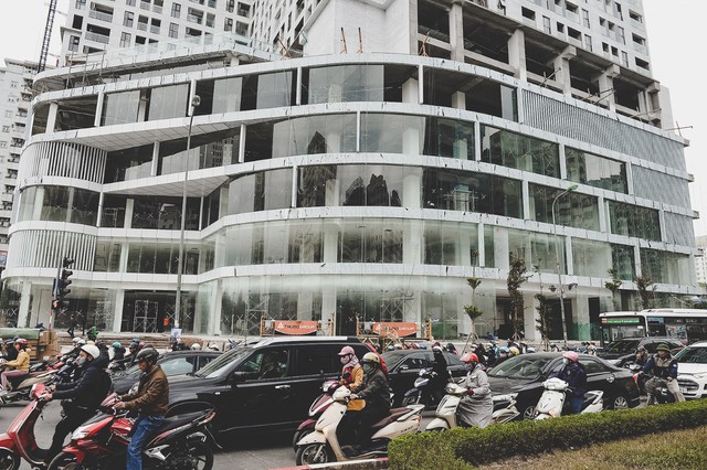 Trong khi hạ tầng đã “nghẹt thở”, hàng loạt các dự án khác hai bên tuyến đường này vẫn mọc lên liên tiếp. Sau khi các tòa nhà đang xây dựng được hoàn thiện thì sẽ có thêm cả chục nghìn người dân sẽ chuyển về đây sinh sống.