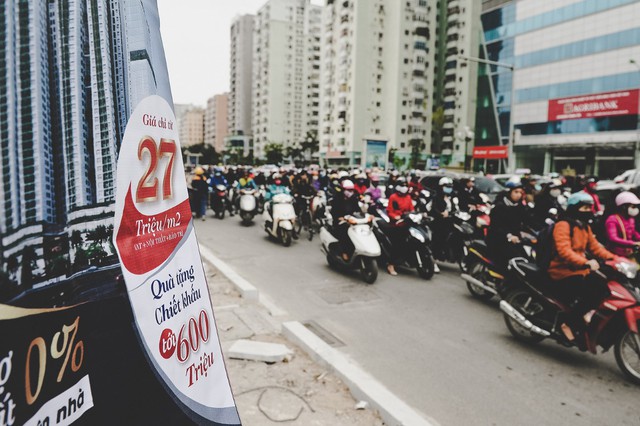 Các băng rôn quảng cáo nhà ở liên tục được treo dọc con đường này. Chỉ một đến hai năm nữa, không thể tưởng tượng nổi khu vực này sẽ quá tải đến mức nào.