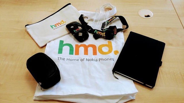 Bộ đồng phục, thẻ đeo và quà tặng cho nhân viên mới của HMD Global tại Việt Nam. Ảnh: Facebook.