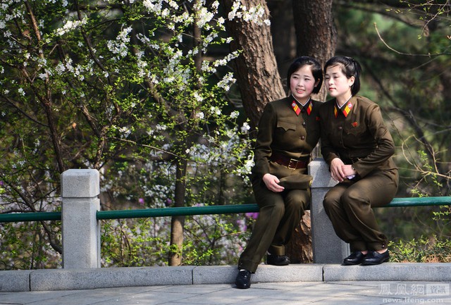 
Hai nữ quân nhân chụp ảnh bên ngoài nhà tưởng niệm cố chủ tịch Kim Nhật Thành.
