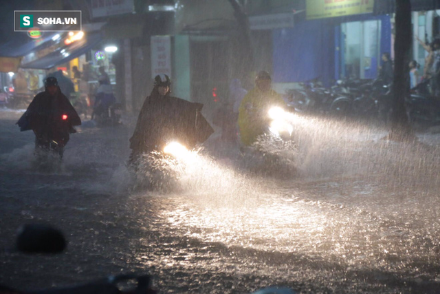 Tại TP HCM, mưa lớn xảy ra ở hầu khắp TP vào giờ tan tầm, tình trạng ngập cục bộ xảy ra khiến người dân lưu thông rất vất và trong giờ tan tầm.