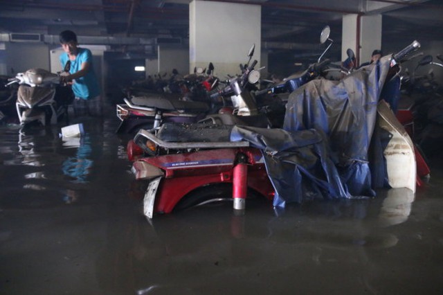 Hàng trăm xe máy sinh viên ĐH Quốc gia TP.HCM còn chìm trong hầm ngập nước - Ảnh: Ngọc Hiển