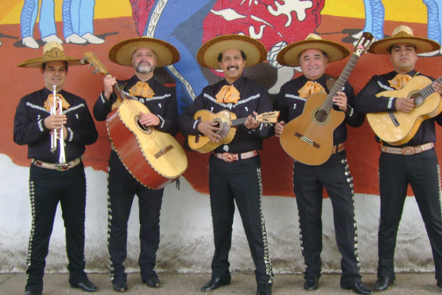 Mexico có nền âm nhạc khá phát triển. Các nhạc công tại đây thường xuất hiện cùng chiếc mũ sombrero nổi tiếng. Ảnh: Musicofmexico.