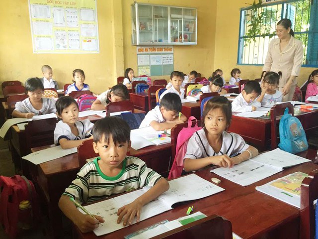 
Những lớp trường làng ở miền Tây có nhiều đứa trẻ con lai đang theo học dạng “học gửi”
