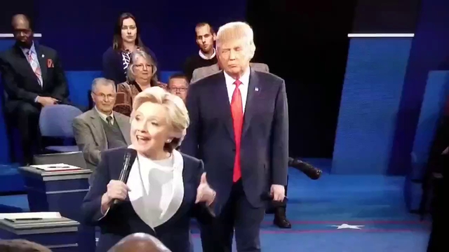 Hành động kỳ quặc của Donald Trump trong khi Hillary Clinton phát biểu