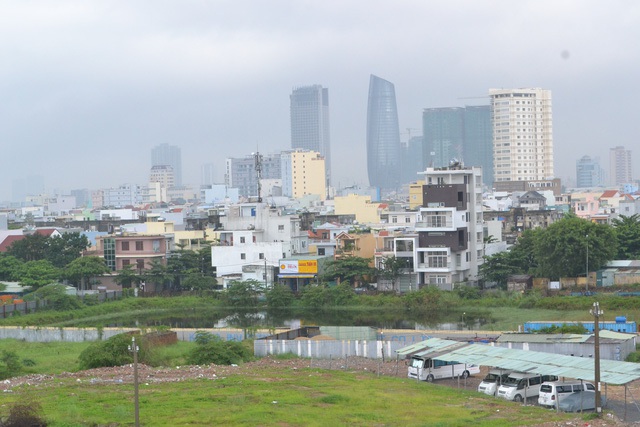 Vũng nước tù này là nền móng của Tòa tháp thứ hai, được chủ đầu tư xinchuyển sang xây khách sạn 5 sao