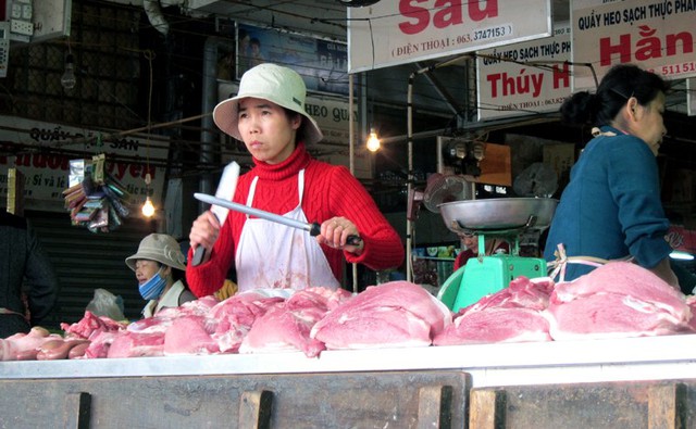 Một quầy bán thịt lợn ở Đà Lạt được đề biển là bán thịt sạch (ảnh Ngọc Hà)