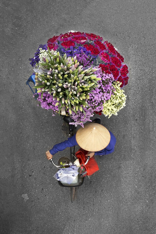 
 Xe bán hoa dạo ở Hà Nội qua ống kính của Loes Heerink
