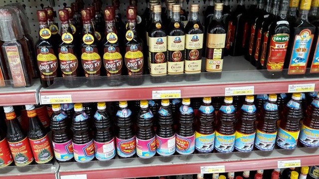Một số loại nước mắm truyền thống vẫn được bán tại Fivimart Lý Thái Tổ