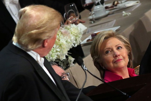Bà Clinton nhìn lên trong lúc ông Trump đang phát biểu. Ảnh: Reuters.