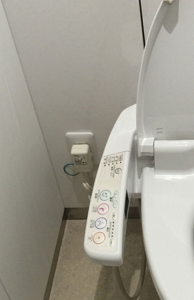 Các toilet ở đây đều có bảng điều khiển hiện đại.